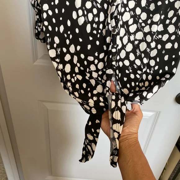 Women's VERVE Blouse Black/White Print Tie-Front Size M #0015 - Picture 5 of 5